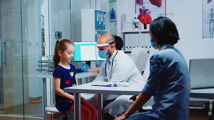 직업 딸 얼굴 어린이 청진기 엄마 건강 병원 대화 가면 사람 앉기 치료 컴퓨터 약 고통 환자 의사 수비 바이러스 질병 예측 확인 컨설턴트 약속 방문 돌봄 소아과의사 코로나바이러스 4K MOV 해외동영상 클립영상 감정 컨셉 의학 가족 의료기기 모션 말하기 신체부위 전자제품 의료진 전문직 상담 동영상 파일형식