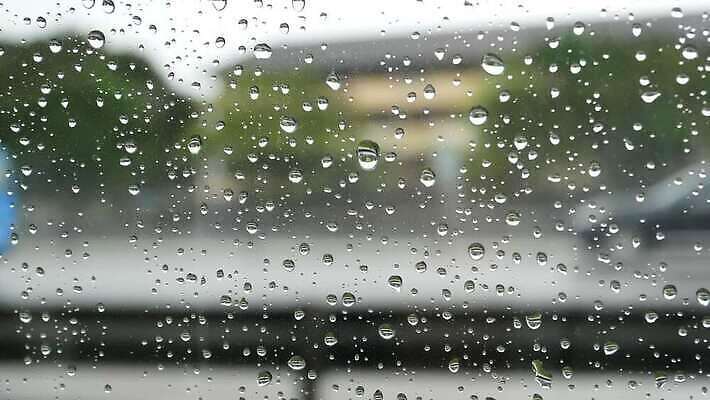 도로 여행 백그라운드 창문 교통시설 모션 자동차 유리 날씨 거리 안전 사람없음 물 빛 운전 젖음 물방울 도시 액체 고속도로 떨어짐 빗방울 속도 보케 흐림 블러 4K MOV 해외동영상 클립영상 자연요소 길 육상교통 교통 컨셉 재질 비_날씨 시설 동영상 파일형식