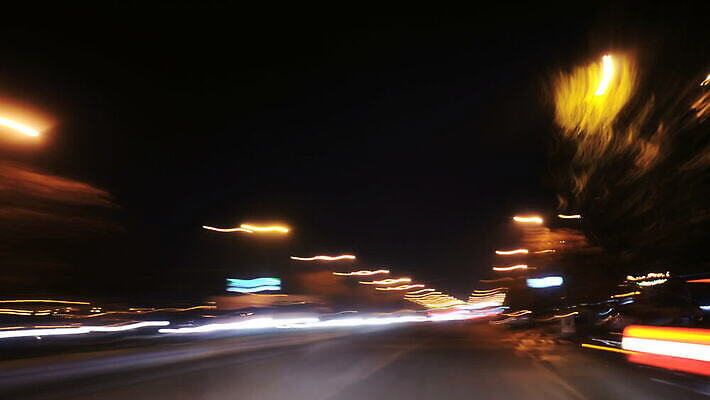 도로 길 선 여행 백그라운드 이동 비즈니스 교통시설 모션 자동차 추상 전등 거리 버스 사람없음 파란색 빛 도시풍경 황혼 운전 도시 시간 고속도로 도심 야간 저녁 속도 역동적 장면 대도시 스카이라인 빛망울 랜드마크 블러 MOV 해외동영상 클립영상 자연요소 육상교통 컬러 교통 컨셉 무늬 조명 대중교통 풍경 일몰 시설 동영상 파일형식