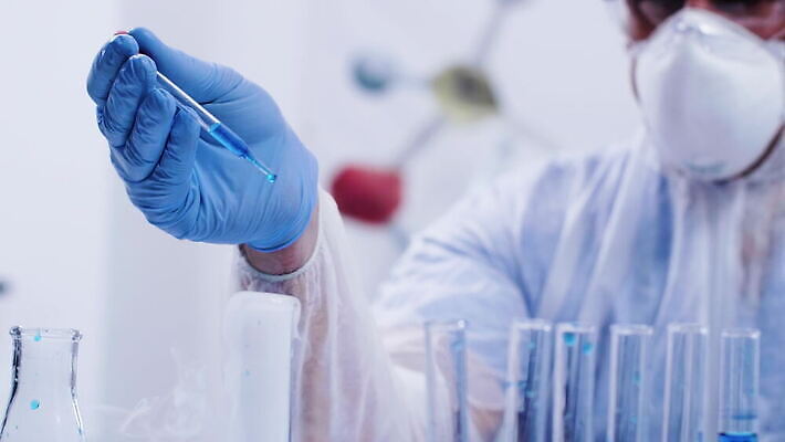 여자 산업 과학 유리 탁자 건강 실험 작업복 사람없음 파란색 거품 장비 액체 실험실 연기 천 과학자 플라스크 분석 비커 유리그릇 튜브 공식 원뿔 반응 방법 피펫 화학물질 화학자 4K 유체 MOV 해외동영상 클립영상 도형 직업 그릇 옷 컬러 가구 컨셉 재질 실험기구 사람 직물 화학 동영상 학자 파일형식