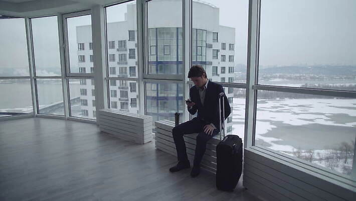 백인 라이프스타일 남자 커피 여행 인터넷 비즈니스 모바일 세포 실내 한명 앉기 정장 성인 건물 컵 스마트폰 핸드폰 여행가방 자유 타이핑 도시 비즈니스맨 메시지 우아함 어플리케이션 전화기 타운 떠남 분실 수하물 채팅 토고 셀룰러 4G 4K MOV 해외동영상 클립영상 서양인 1 식기 건축물 옷 음료 컨셉 가방 모션 IT 사람 내부 생활 전자제품 스마트기기 직장인 동영상 파일형식 서아프리카