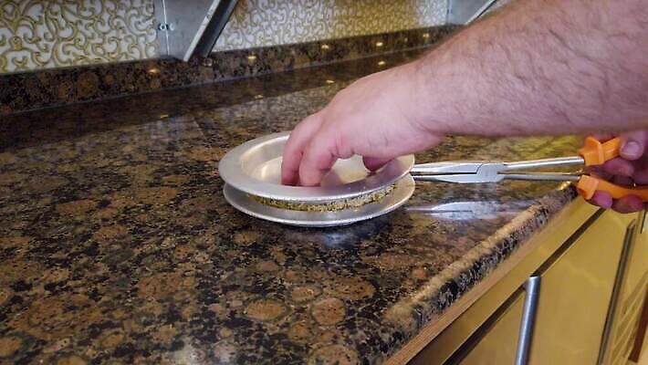 전통 접시 음식 조각 디저트 관리 요리 사람없음 과자 케이크 금속 주방 요리사 견과류 뜨거움 닫기 선택 달콤 굽기 책상 준비 꿀 페스츄리 피스타치오 바클라바 맛있는 4K MP4 튀르키예 해외동영상 클립영상 직업 식기 아시아 빵 가구 컨셉 모션 재질 맛 구이 동영상 파일형식