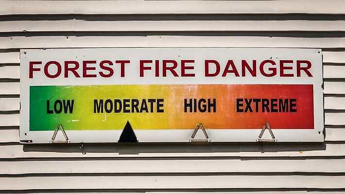 나무 공원 벽 컬러 오렌지 모션 자연 불 경고 안전 사람없음 목재 빨간색 초록색 노란색 미국 수확 시골 긴급 뜨거움 황무지 역 호주 숲 위험 소방관 심볼 사인 예방 복고 공포 캘리포니아 불행 공지사항 순위 보험 경보 워싱턴 재앙 화상 4K MOV 해외동영상 클립영상 자연요소 식물 공공시설 컨셉 북아메리카 농업 과일 재료 교통시설 오세아니아 상처 구조원 소방 생태계 동영상 파일형식