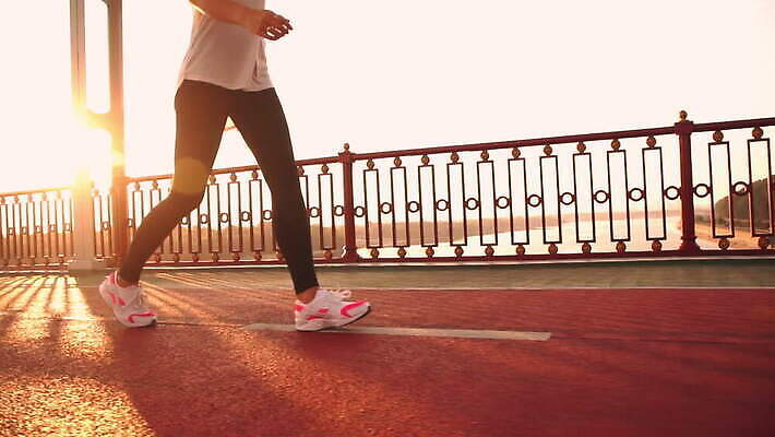 라이프스타일 여자 스포츠 분홍색 운동화 모션 발 아침 따뜻함 건강 한명 사람 야외 울타리 운동복 강 달리기 조깅 운동 햇빛 태양 일출 일몰 광선 도시 보행자 닫기 연습 마라톤 느림 달리기선수 양발 MOV 해외동영상 슬로모션 클립영상 주간 자연요소 1 옷 컬러 신발 촬영기법 경기 생활 신체부위 담장 노을 육상스포츠 육상선수 동영상 파일형식