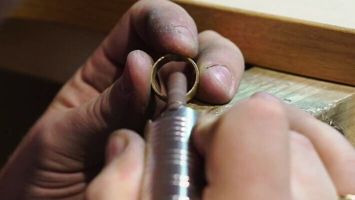 백인 직업 손 디자인 산업 장신구 공장 노동자 기술 관리 창조 빛 금속 장비 공구 반지 잡기 업무 작업실 황금 고급 수리 제조 은색 상품 보석 만들기 다이아몬드 광택 고정 닦기 판화 공예가 백금 MOV 해외동영상 클립영상 서양인 컬러 컨셉 공업 모션 재질 미술 신체부위 도구 작업 광석 동영상 파일형식