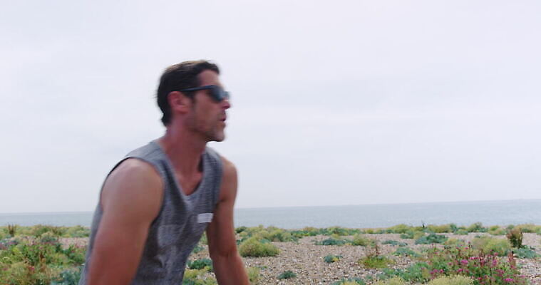 스포츠 바다 영국 건강 한명 야외 선글라스 달리기 조깅 운동 서식스 4K MOV 해외동영상 클립영상 1 유럽 안경 모션 사람 동영상 파일형식