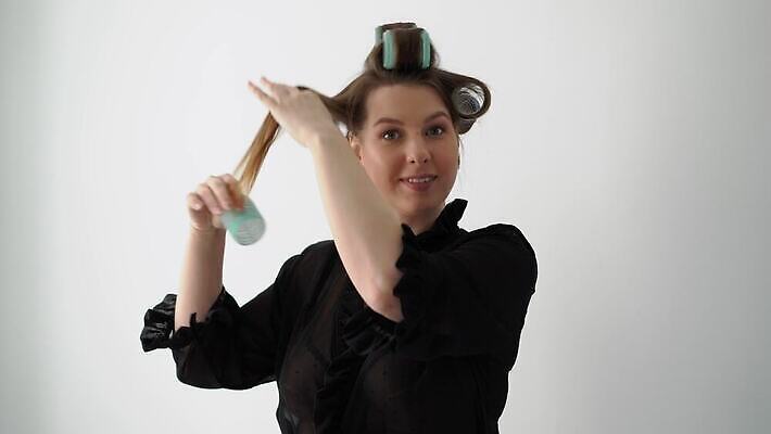 백인 모델 헤어스타일 응시 여자 행복 감정 얼굴 백그라운드 가정 아침 갈색머리 실내 한명 미소 사람 성인 뷰티 섹시 유행 상점 화장품 흰색 목욕가운 화려 속옷 미용사 만족 피부관리 주부 롤러 란제리 고립 스타일 4K MOV 해외동영상 클립영상 주간 서양인 직업 1 시선 옷 컬러 컨셉 표정 내부 신체부위 가운 동영상 파일형식