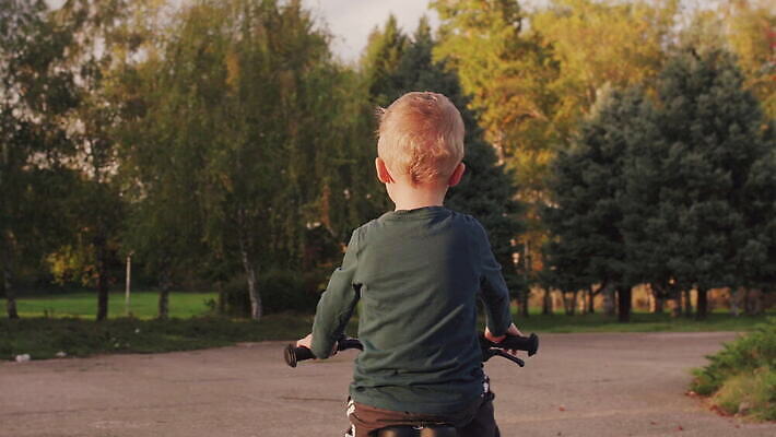 주간 나무 1 라이프스타일 공원 남자 안경 어린이 스포츠 모션 자연 뿔 한명 사람 소년 야외 맑음 자전거 보호 승차 헬멧 속도 순환 사이클링 바이크레이서 바이킹 4K MOV 해외동영상 클립영상 자연요소 식물 잡화 공공시설 컨셉 날씨 생활 바이크 보호장비 육상스포츠 생태계 동영상 파일형식