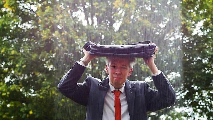 백인 남자 회사 비즈니스 날씨 아이디어 한명 야외 젖음 도전 슬픔 비즈니스맨 유머 실패 좌절 위험 결심 예측 빗방울 명상 패배 노력 불행 폭풍 업무과다 문제 역경 적자 투쟁 자극 MP4 해외동영상 클립영상 서양인 1 감정 컨셉 사람 업무 직장인 비_날씨 동영상 파일형식