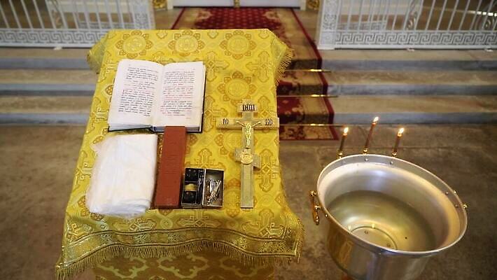 전통 기독교 종교 결혼 십자가 실내 사람없음 내부 책 독서 성당 교회 믿음 성경 기도 축하 예수 축복 성직자 러시아 신성 덩어리 러시아인 복음 성찬식 성체 세례 장례식 제단 MOV 해외동영상 클립영상 서양인 감정 유럽 컨셉 종교용품 종교건축 이벤트 건물 신_종교 동영상 파일형식