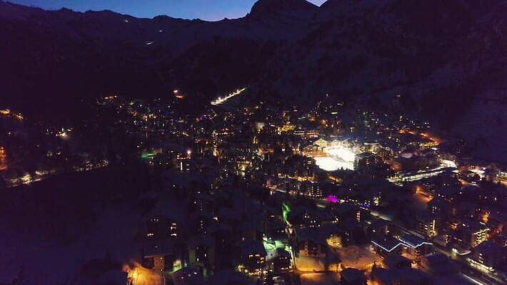 유럽 여행 겨울 산 안테나 풍경 사람없음 건물 파란색 도시풍경 마을 새벽 도시 정상 야간 저녁 스위스 알프스 타운 갸우뚱 빛망울 항공촬영 랜드마크 절정 조감도 산맥 4K 틸트업 MOV 해외동영상 클립영상 자연요소 건축물 계절 나라 뷰포인트 컬러 통신 모션 촬영기법 빛 동영상 파일형식