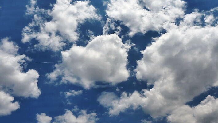 구름 컬러 백그라운드 자연 하늘 날씨 풍경 사람없음 야외 가로 여름 파란색 빛 햇빛 태양 우주 환경 흰색 전원 분위기 장면 천국 솜털 스카이라인 내추럴 오존 적란운 천창 유일 타임랩스 MOV 해외동영상 클립영상 자연요소 계절 컨셉 촬영기법 전기에너지 생태계 동영상 파일형식 구름_자연