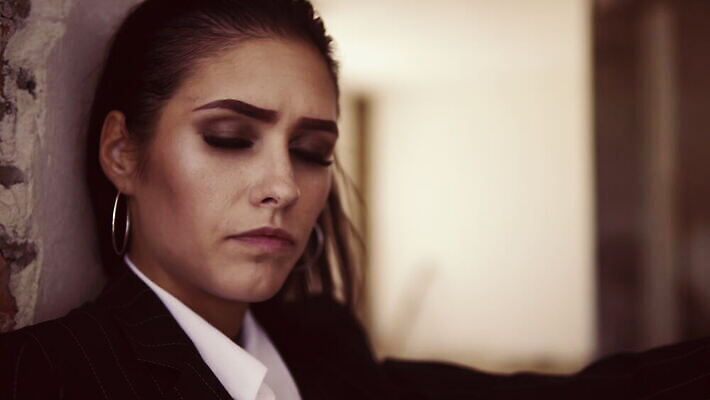 라이프스타일 응시 여자 얼굴 창문 휴가 주택 갈색머리 흡연 담배 한명 정장 야외 건물 카메라 잡기 자신감 닫기 연기 버리기 개성 다락방 독립 마우스피스 보유 해로움 4K MOV 해외동영상 클립영상 1 헤어스타일 건축물 시선 옷 감정 컨셉 모션 사람 생활 신체부위 전자제품 동영상 파일형식