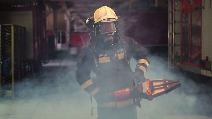 직업 모자 1 유니폼 불 가면 한명 서기 안전 사람 정장 성인 노란색 힘 재킷 장비 공구 긴급 업무 자신감 구출 연기 보호 헬멧 위험 소방관 서비스 짐차 영웅 기어 산소 심각 진짜 커터 4K MOV 해외동영상 클립영상 자연요소 잡화 옷 감정 컬러 컨셉 모션 자동차 외투 도구 작업 도움 원소 보호장비 구조원 소방 동영상 파일형식