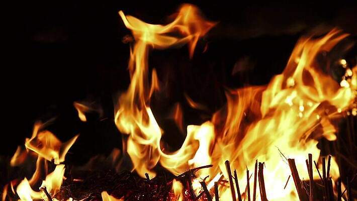 백그라운드 오렌지 모션 자연 벽지 불꽃 따뜻함 사람없음 빨간색 빛 노란색 검은색 힘 에너지 긴급 손전등 뜨거움 더위 야간 위험 모닥불 사건 묘사 벽난로 질감 매움 화재 연료 파열 연소 엘리먼트 점화 지옥 진짜 화상 4K HD MP4 해외동영상 클립영상 자연요소 컬러 컨셉 과일 불 날씨 조명 맛 상처 생태계 동영상 파일형식