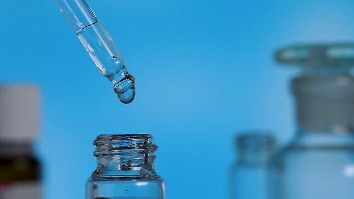 재료 유리 휴식 건강 사람없음 치료 파란색 건강관리 화목 흐름 약재 신선 투명 액체 떨어짐 약초 기름 생명공학 약국 에코 유기농 향기 아로마 시럽 향 조제 보충 에센스 위생관리 추출 치료제 피펫 4K MOV 해외동영상 클립영상 웰빙 음식 컬러 컨셉 의학 재질 실험기구 관리 약 환경 화장품 풀_식물 냄새 만들기 동영상 파일형식