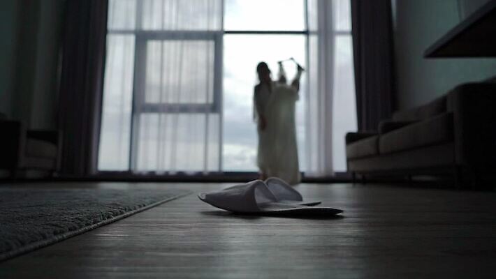 백인 손 드레스 옷 여자 딸 리본 결혼 신혼부부 결혼식 기념 이벤트 성인 유행 귀여움 낭만 흰색 축하 가운 고급 우아함 닫기 묘사 들러리 착용 코르셋 헬프 스타일 놓기 MOV 해외동영상 클립영상 서양인 부부 컬러 컨셉 가족 모션 사람 신체부위 도움 신혼 동영상 하객 파일형식