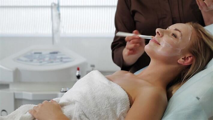 백인 라이프스타일 손 여자 얼굴 휴식 한명 사람 성인 뷰티 스파 화장품 붓 미용사 고객 피부 테라피 돌봄 수분크림 패닝샷 MP4 해외동영상 클립영상 서양인 직업 1 컨셉 모션 촬영기법 생활 신체부위 동영상 파일형식