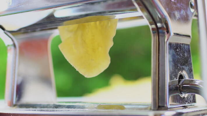 손 줄 음식 빵 탁자 추상 주택 건조 파스타 건강 스파게티 관리 사람없음 햇빛 노란색 기계 이탈리아 면 업무 수프 자르기 시리얼 국수 반죽 만들기 밀가루 라비올리 라자냐 마카로니 이스트 특별함 핸드메이드 토르텔리니 4K MOV 해외동영상 클립영상 유럽 컬러 가구 컨셉 무늬 모션 서양음식 건물 신체부위 태양 면류 작업 이탈리아음식 가루 동영상 파스타면 파일형식