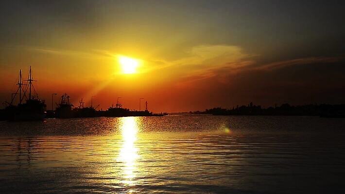 전통 실루엣 유럽 바다 자연 조류 하늘 낚시 주택 항해 노르웨이 사람없음 야외 목재 빨간색 물 파란색 반사 여행객 마을 항구 맑음 만 보트 작음 함선 낚시꾼 북쪽 포트 닻 어장 스칸디나비아 옛날 MP4 해외동영상 클립영상 자연요소 나무 동물 나라 컬러 배_교통 재료 교통시설 레저 날씨 촬영기법 사람 건물 크기 방향 생태계 동영상 파일형식