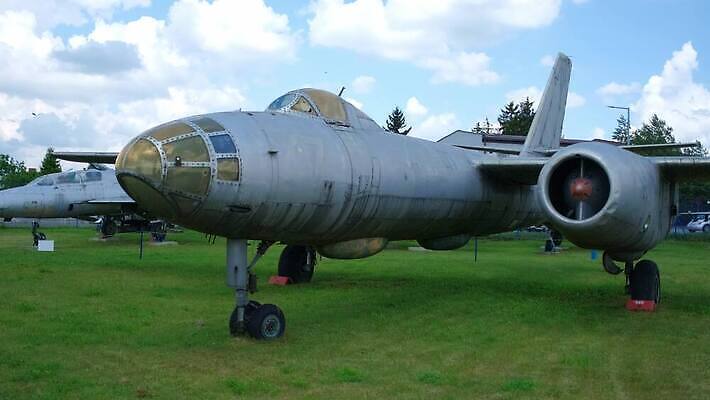 백그라운드 하늘 비행기 사람없음 여름 전시회 항공 박물관 군용 싸움 과거 제트기 대패 소비에트 옛날 전국 4K MOV 해외동영상 클립영상 계절 컨셉 항공교통 모션 대중교통 군대 전시 동영상 파일형식