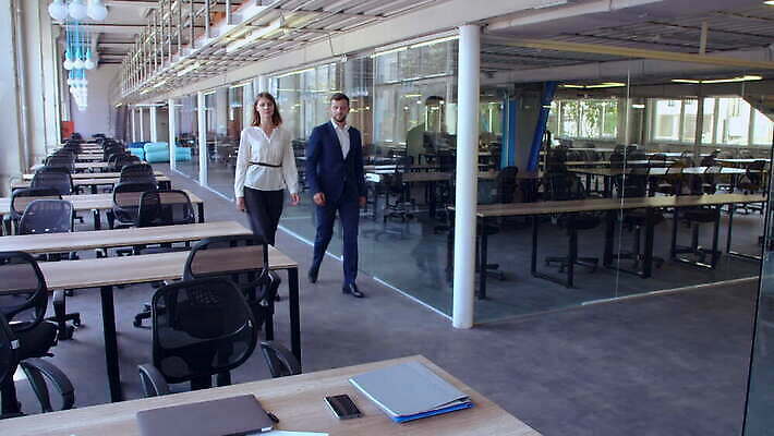 백인 직업 라이프스타일 응시 행복 얼굴 포즈 2 회사 비즈니스 성공 노동자 직장 실내 미소 웃음 사람 정장 성인 내부 두명 금발 사무실 업무 비즈니스맨 비즈니스우먼 자신감 네트워크 우아함 종업원 긍정 창업 경영 진짜 4K MOV 해외동영상 클립영상 서양인 헤어스타일 시선 옷 여자 남자 감정 컨셉 표정 생활 신체부위 작업 직장인 자영업 동영상 파일형식