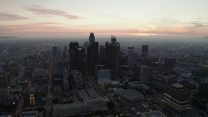 여행 백그라운드 비즈니스 건축양식 하늘 천사 안테나 파노라마 풍경 사람없음 야외 건물 금융 도시풍경 사무실 고층빌딩 미국 황혼 일몰 새벽 도시 도심 헬리콥터 정상 야간 저녁 큼 캘리포니아 장면 지역 스카이라인 로스앤젤레스 항공촬영 랜드마크 4K MOV 해외동영상 클립영상 자연요소 건축물 건축 뷰포인트 북아메리카 통신 비행기 촬영기법 빌딩 경제 노을 크기 동영상 파일형식