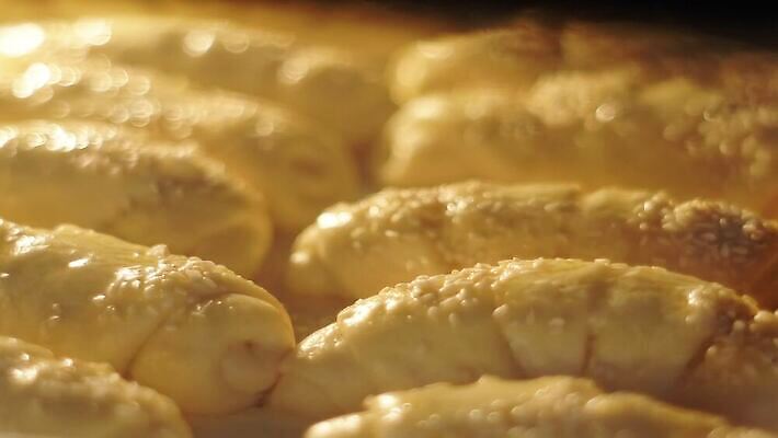 음식 백그라운드 가정 디저트 바닥 주택 요리 사람없음 가로 빛 갈색 주방 식사 기계 빵집 장비 램프 신선 시간 뜨거움 그룹 오븐 달콤 맛 아침식사 소프트포커스 난방기 굽기 대륙 난방 프랑스어 번 제빵사 페스츄리 맛있는 4K 타임랩스 MP4 해외동영상 클립영상 직업 문자 빵 컬러 컨셉 조명 촬영기법 건물 상점 가전제품 구이 동영상 난방용품 파일형식