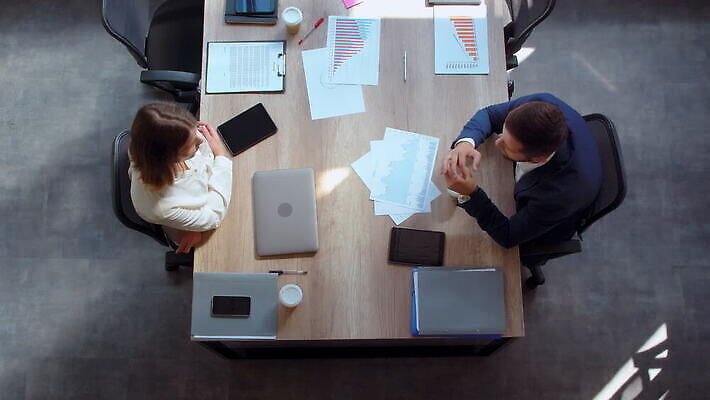 백인 직업 여자 회사 비즈니스 사업가 탁자 그래프 노동자 직장 대화 협상 한명 사람 앉기 두명 금융 친구 노트북 사무실 정보 업무 작업 직장인 비즈니스맨 비즈니스우먼 정상 종업원 책상 창업 머리위 정중 타임랩스 MOV 해외동영상 클립영상 서양인 1 남자 가구 컨셉 관계 모션 촬영기법 말하기 경제 전자제품 자영업 동영상 파일형식