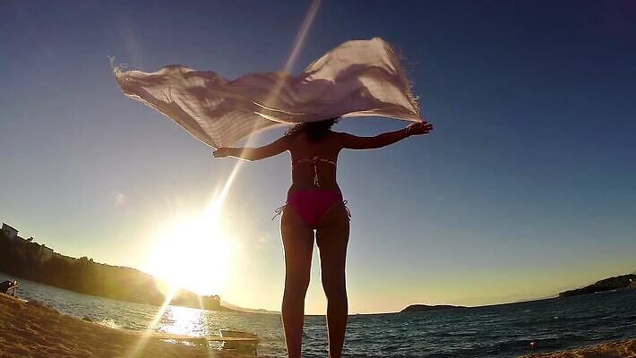 백인 1 여자 실루엣 모래 파도 바다 여행 컨셉 모션 자연 바람 휴가 건강 사람 야외 비키니 태양 일출 목도리 일몰 자유 흰색 하와이 히스패닉 혼자 MOV 해외동영상 클립영상 자연요소 서양인 잡화 수영복 컬러 날씨 촬영기법 노을 미국 생태계 동영상 파일형식