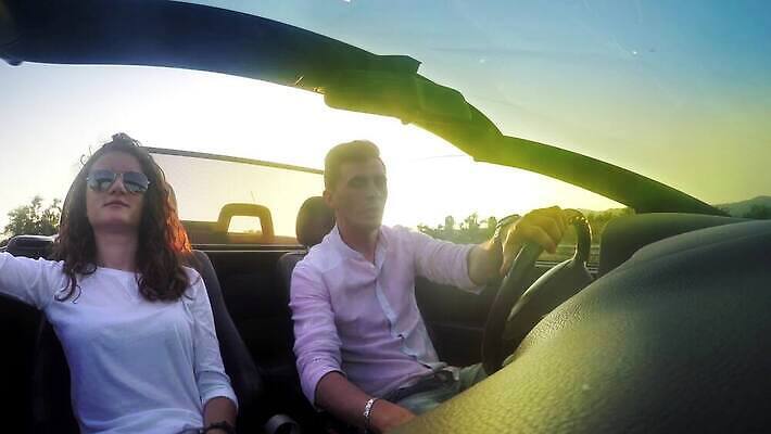 라이프스타일 커플 여자 행복 도로 여행 자동차 휴가 갈색머리 미소 사람 사람없음 야외 여름 친구 햇빛 태양 파티 일몰 기쁨 꿈 운전 운전사 고급 오픈카 자동 4K MP4 해외동영상 클립영상 자연요소 직업 헤어스타일 계절 감정 길 육상교통 컨셉 관계 교통시설 모션 승용차 표정 이벤트 생활 노을 동영상 파일형식