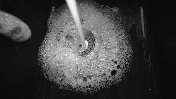 가정 주택 사람없음 물 달리기 환경 금속 주방 목욕 거품 젖음 흐름 욕실 원형 구멍 액체 개울 떨어짐 빨래 쓰레기 순수 싱크대 수도꼭지 대야 낭비 배관공 샤워실 스테인레스 위생관리 적자 철강 폐수 표준 하수 스플래쉬 4K MP4 해외동영상 클립영상 자연요소 도형 컨셉 가사 모션 재질 관리 건물 강 청결 환경오염 개수대 동영상 샤워시설 파일형식