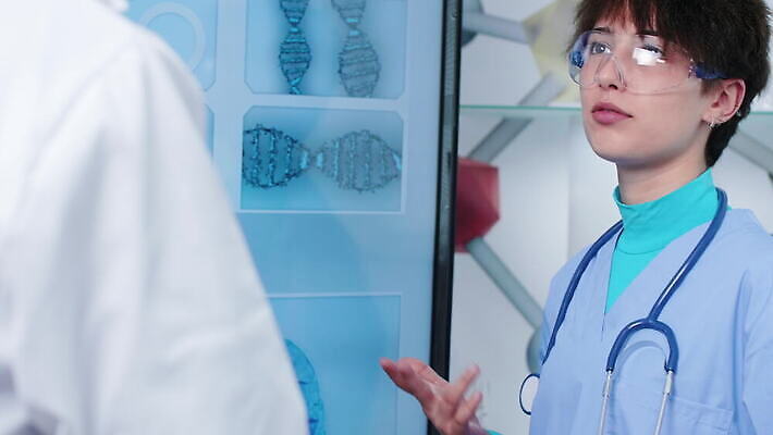 직업 응시 여자 남자 과학 청진기 미래 건강 병원 실험 사람 성인 학습 컴퓨터 약 스크린 텔레비전 간호사 의사 실험실 결과 뇌 상담 방사선 4K MOV 해외동영상 클립영상 시선 교육 컨셉 의학 의료기기 전자제품 의료진 동영상 파일형식