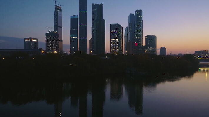 도로 하늘 아침 안테나 사람없음 건물 여름 강 도시풍경 사무실 반사 일출 탑 고층빌딩 황혼 일몰 새벽 도시 고속도로 센터 도심 야간 저녁 러시아 스카이라인 빛망울 모스크바 4K MOV 해외동영상 클립영상 주간 자연요소 건축물 계절 유럽 길 비즈니스 통신 교통시설 풍경 빌딩 빛 노을 동영상 파일형식