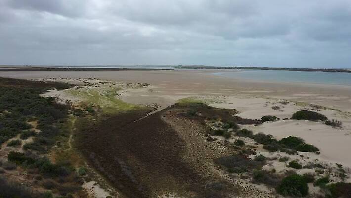 구름 모래 바다 여행 하늘 날씨 안테나 풍경 사람없음 야외 초록색 물 여름 파란색 강 갈색 회색 콘센트 호주 전기에너지 땅 동영상 드론 주입구 4K MP4 해외동영상 클립영상 자연요소 계절 컬러 통신 에너지 오세아니아 파일형식