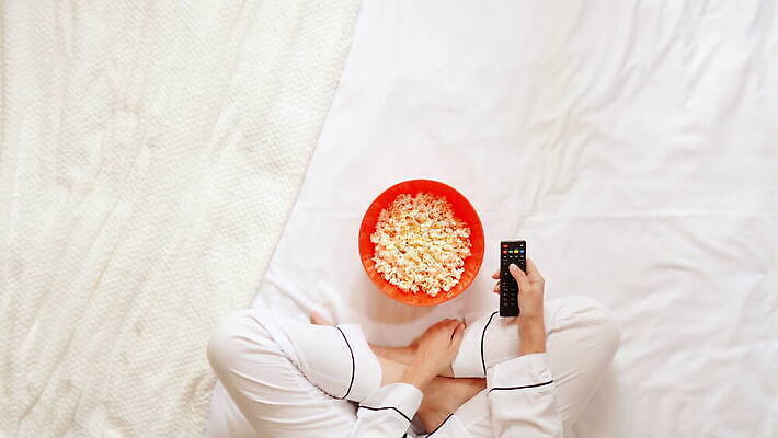 1 라이프스타일 여자 아침 휴식 아파트 주택 실내 관리 한명 사람 빨간색 텔레비전 침실 흰색 침대 관찰 사발 변화 플랫 닫기 정상 먹기 영화 팝콘 주말 멀리 제어 채널 4K MOV 해외동영상 클립영상 주간 컬러 가구 컨셉 모션 문화예술 내부 건물 생활 전자제품 사기그릇 동영상 파일형식