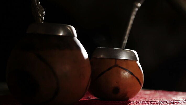 식물 전통 접시 음료 음식 다이어트 탁자 건조 건강 사람없음 물 어둠 터치 기구 도구 뜨거움 붓기 더위 컨테이너 허브 유기농 아로마 박 아르헨티나 민화 양조 이국적 조롱박 디톡스 MOV 해외동영상 클립영상 자연요소 식기 웰빙 산업 가구 모션 날씨 남아메리카 그림 동영상 파일형식