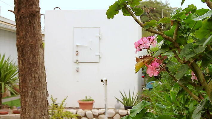 식물 중동 건축양식 모바일 주택 안전 사람없음 야외 건물 금속 정원 로켓 도시 행운 보호 위험 폭격 폭탄 전쟁 보안 고립 이스라엘 MOV 해외동영상 클립영상 건축물 건축 나라 컨셉 재질 공격 폭발물 동영상 서아시아 파일형식