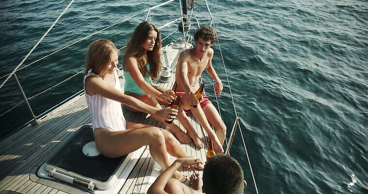 백인 라이프스타일 여자 남자 수영복 음료 여행 요트 휴가 맥주 함께함 앉기 여러명 야외 하이앵글 우정 마시기 축하 지중해 축배 4K MOV 해외동영상 클립영상 서양인 옷 바다 뷰포인트 다수 컨셉 배_교통 모션 주류 사람 생활 친구 동영상 파일형식