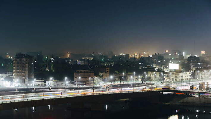 바다 여행 비즈니스 건축양식 모션 아프리카 하늘 전등 안테나 파노라마 이집트 풍경 사람없음 건물 물 파란색 빛 강 도시풍경 사무실 반사 어둠 일몰 달 도시 도심 야간 저녁 타운 스카이라인 랜드마크 카이로 4K MOV 해외동영상 클립영상 자연요소 건축물 건축 나라 컬러 통신 조명 촬영기법 노을 동영상 파일형식