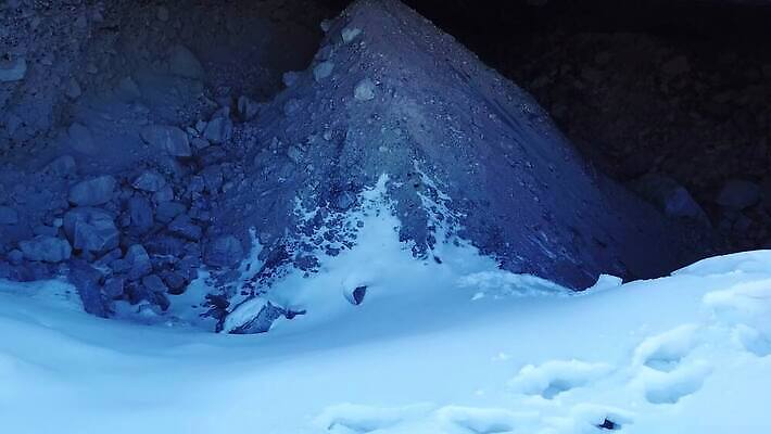 계절 여행 백그라운드 겨울 자연 하늘 산 실내 아이슬란드 풍경 사람없음 물 파란색 빛 강 냉동 얼음 검은색 어둠 추위 흰색 녹음 터널 동굴 균열 위험 북극 빙하 서리 암초 빙산 북쪽 고드름 내추럴 드론 지질학 카자흐스탄 4K 알마티 MP4 해외동영상 클립영상 자연요소 교육 유럽 아시아 길 컬러 컨셉 모션 내부 기록 극지방 방향 생태계 동영상 파일형식