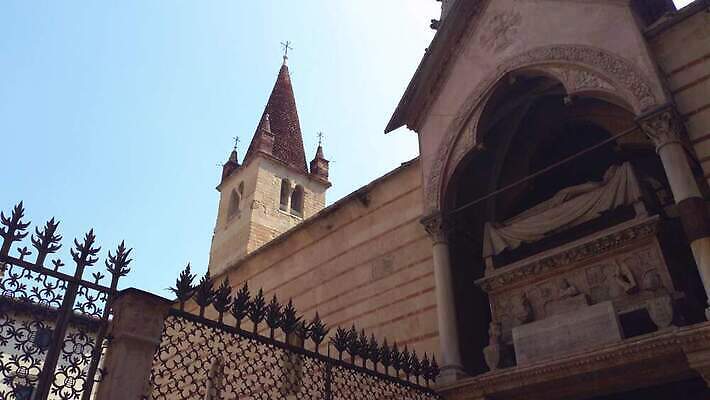 유럽 문화 지구 조각 여행 건축양식 주택 미술 사람없음 물 도시풍경 조각상 탑 이탈리아 바위 무덤 도시 중세 역사 저녁 땅 지중해 묘사 대리석 타운 천국 고딕 랜드마크 로마인 베로나 옛날 4K MP4 해외동영상 클립영상 자연요소 건축물 건축 나라 바다 재료 문화예술 인종 풍경 건물 조형물 돌_바위 야간 동영상 파일형식