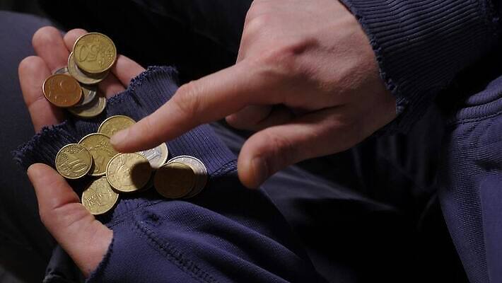 손 노년 돈 비즈니스 손가락 관리 사람없음 금융 경제 동전 저축 유로 잡기 계산 변화 닫기 가난 실업 문제 거지 빚 세금 소셜 수입 연금 예산 우울증 위기 4K MOV 해외동영상 클립영상 컨셉 모션 성인 신체부위 재산 질병 동영상 파일형식