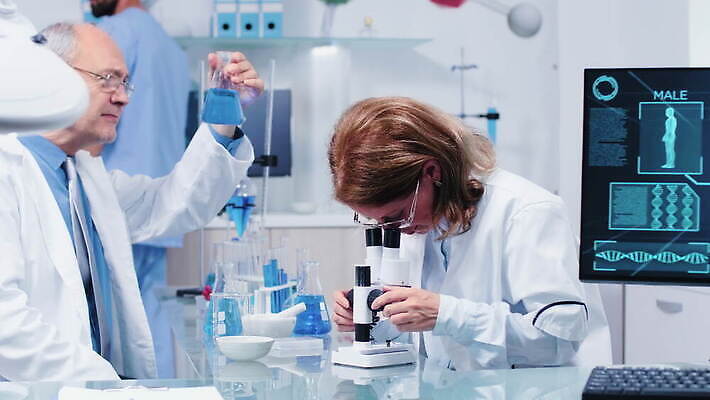 직업 여자 남자 산업 과학 건강 현미경 실험 사람 사람없음 스터디 컴퓨터 약 스크린 장비 의사 코트 업무 작업 그룹 센터 실험실 연구원 과학자 분석 시설 생물학 튜브 공학 발견 조제 개발 돌봄 백신 유전 화학자 4K MOV 해외동영상 클립영상 교육 컨셉 의학 모션 실험기구 전자제품 학습 외투 의료진 만들기 동영상 학자 파일형식