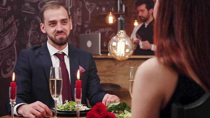 라이프스타일 커플 기념일 행복 결혼 데이트 관계 유리 탁자 결혼식 함께함 대화 사랑 사람 앉기 식당 식사 저녁식사 낭만 축하 반지 잡기 날짜 고급 우아함 야간 결합 유혹 다이아몬드 카페테리아 제안 4K MOV 해외동영상 클립영상 자연요소 감정 가구 컨셉 장신구 모션 재질 말하기 이벤트 생활 상점 보석 동영상 파일형식