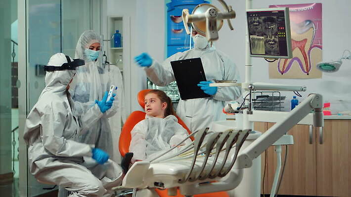 어린이 엄마 건강 치과 병원 작업복 말하기 대화 가면 약 장비 시험 간호사 의사 바이러스 치아 온도계 체온계 보호장비 측정 치과의사 예방 약속 방문 온도 문제 틀니 설문지 치아교정 치통 코로나바이러스 뉴노멀 4K 구강학 MOV 해외동영상 클립영상 옷 교육 의학 가족 모션 사람 경제 의료진 소화기관 질병 교정 동영상 파일형식