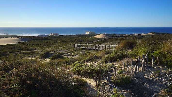 유럽 모래 파도 바다 여행 자연 하늘 바람 휴가 휴식 파노라마 사람없음 초록색 물 파란색 맑음 윈드서핑 서핑 오솔길 모래언덕 포르투갈 암초 대서양 내추럴 리스본 신트라 인기 4K MOV 해외동영상 클립영상 자연요소 나라 길 컬러 컨셉 날씨 촬영기법 수상스포츠 언덕 생태계 동영상 파일형식