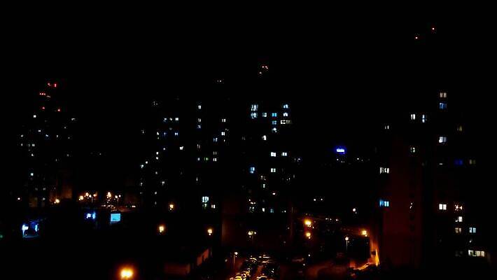 실루엣 여행 백그라운드 자연 하늘 날씨 사람없음 물 파란색 빛 검은색 어둠 힘 에너지 도시 야간 저녁 위험 번개 볼트 충격 폭풍 내추럴 해고 뇌우 스트라이크 재앙 폭풍우 힘찬 4K 타임랩스 MOV 해외동영상 클립영상 자연요소 컬러 컨셉 비즈니스 촬영기법 공구 비_날씨 자연재해 생태계 동영상 파일형식