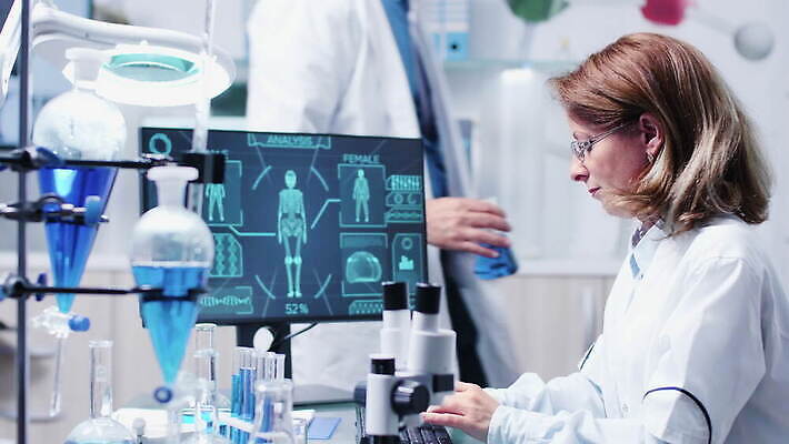 직업 여자 남자 산업 과학 건강 현미경 실험 사람 사람없음 스터디 컴퓨터 약 스크린 장비 의사 코트 업무 작업 그룹 센터 실험실 연구원 과학자 분석 시설 생물학 튜브 공학 발견 조제 개발 돌봄 백신 유전 화학자 4K MOV 해외동영상 클립영상 교육 컨셉 의학 모션 실험기구 전자제품 학습 외투 의료진 만들기 동영상 학자 파일형식