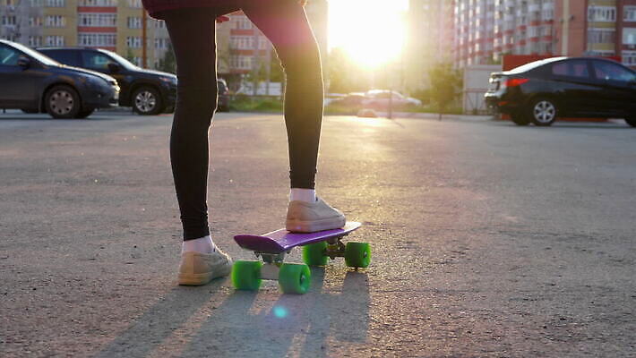 백인 라이프스타일 여자 스포츠 백그라운드 운동화 신발 장난 건축양식 거리 사람 야외 10대 운동 햇빛 유행 맑음 스케이팅 도시 스케이트보드 승차 연습 역동적 스케이터 양발 프리스타일 힙스터 MOV 해외동영상 슬로모션 클립영상 서양인 패션 건축 컨셉 모션 청소년 날씨 겨울스포츠 운동선수 촬영기법 건강 생활 태양 보드_스포츠 동영상 파일형식